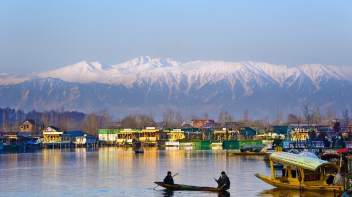 6 Danau dengan Lanskap Paling Menakjubkan di Dunia, Dal Lake di India Berlatar Gunung Es