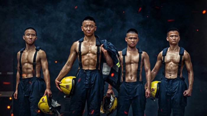 Deretan Foto Hot Petugas Damkar di China Ini Bikin Netizen Klepek-klepek! Roti Sobeknya Itu Lho