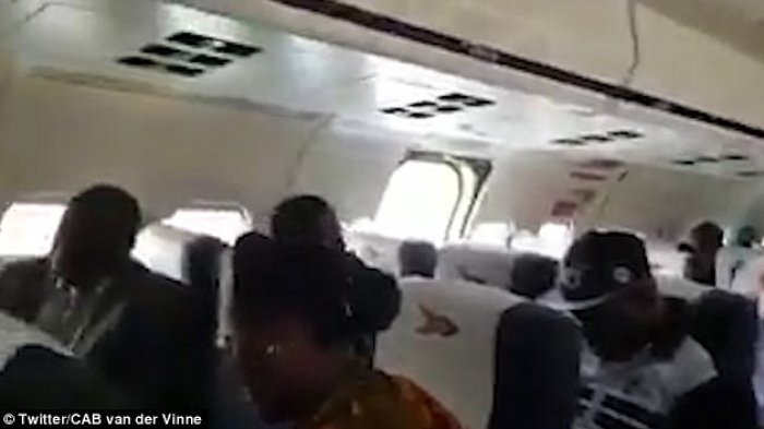 Mengerikan! Baru Mendarat, Pintu Darurat Pesawat Maskapai Nigeria Tiba-tiba Terbuka