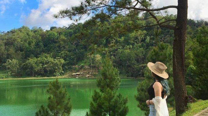Danau Linow yang terletak di Kota Tomohon sering menjadi spot foto bagi wisatawan yang berlibur ke Sulawesi Utara.