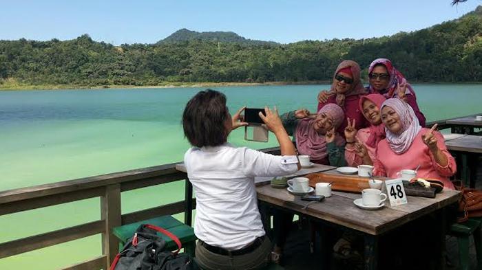 Pengunjung bersantai di tepian Danau Linow, Kota Tomohon, Sulawesi Utara