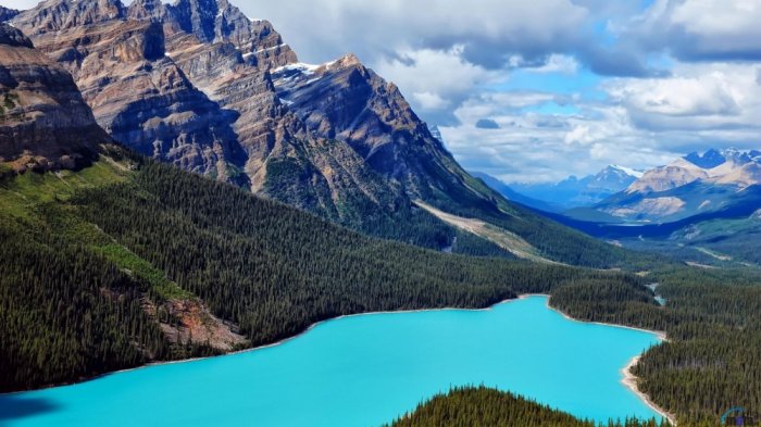 5 Danau Tercantik Ini Buktikan Betapa Menakjubkannya Dunia, Ada Danau Berwujud Kepala Serigala