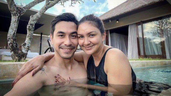 Liburan ke Bali, Potret Mesra Darius Sinathrya dan Donna Agnesia Bikin Iri Warganet