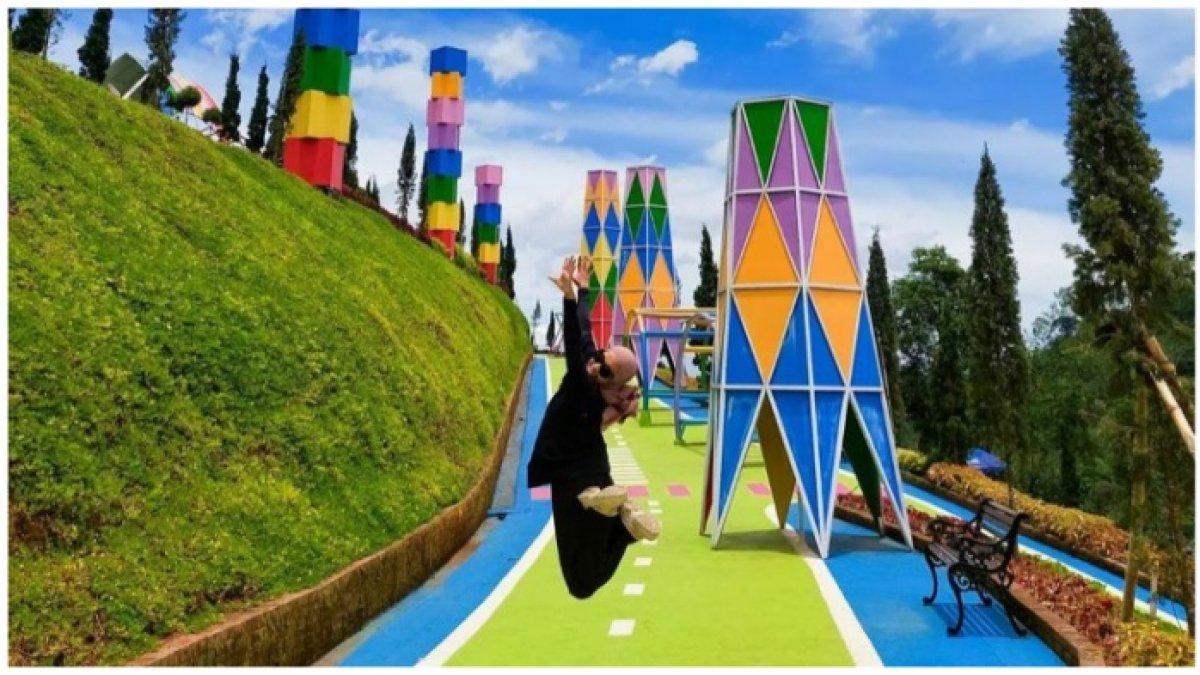 Pengunjung berpose dengan latar belakang yang instagramable di D'Castello.