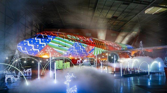 Potret Indahnya Dekorasi Lampu Natal Terbesar di Dunia Dipasang Pada Badan Pesawat Terbang EasyJet
