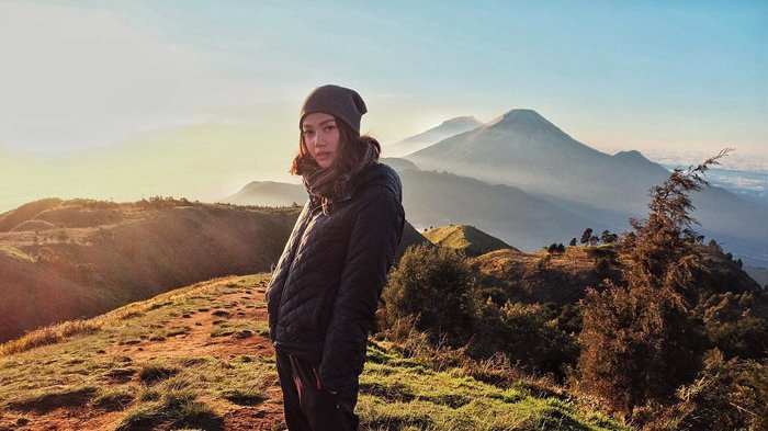 Main di Film Love for Sale Hingga Jadi Host, Gaya Traveling Della Dartyan Bisa Jadi Inspirasimu