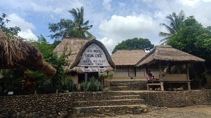 Suasana di desa tradisional Ende, Kecamatan Pujut, Lombok Tengah, NTB, Senin, 7 Maret 2022.