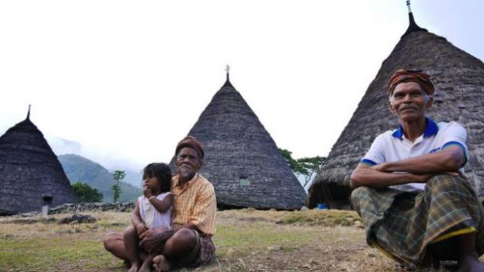Penduduk Desa Waerebo berada di barat daya kota Ruteng, Kabupaten Manggarai, Nusa Tenggara Timur.