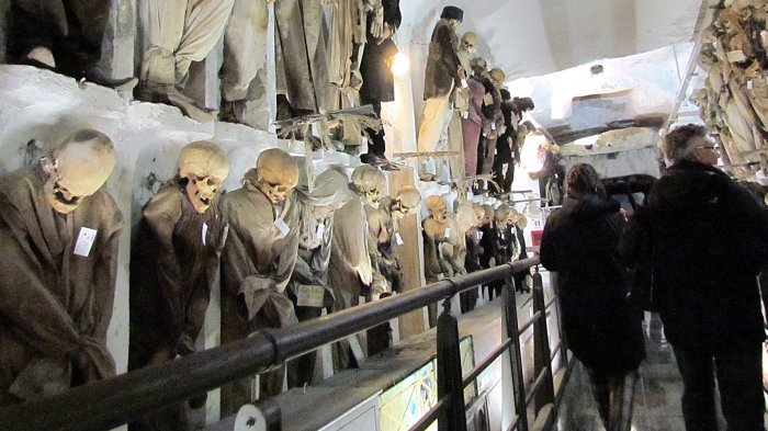 Destinasi Horor - Siapkan Dirimu! Ini 7 Tempat Wisata Teraneh Dunia, Ada Mumi Hingga Pulau Boneka