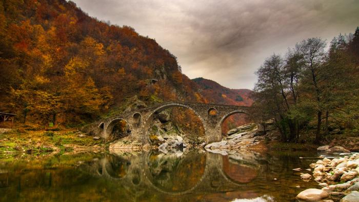 Devil’s Bridge hingga Naica Mine, Ini 30 Destinasi di Dunia yang Memiliki Kesan Magis