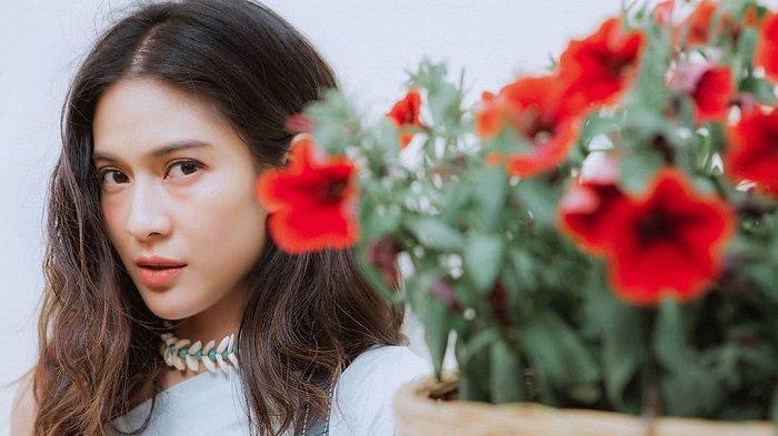 Intip Gaya Fashion Dian Sastrowardoyo Saat Jalan-jalan ke Mal