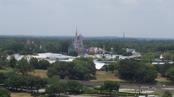 Pesawat Dilarang Terbang Melintasi Disneyland, Ini Alasannya