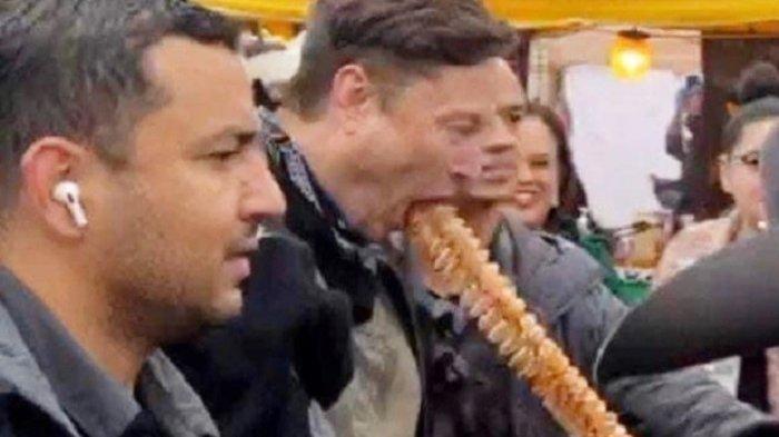 Cara Unik Elon Musk Makan Kentang Bikin Netizen Salah Fokus, Jadi Meme dan Viral di Medsos