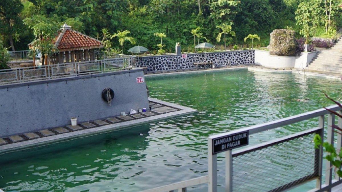 Fasilitas kolam renang di Sendang Kun Gerit. Tempat wisata hidden gem di Gemolong, Sragen, Jawa Tengah ini tengah viral di medsos.