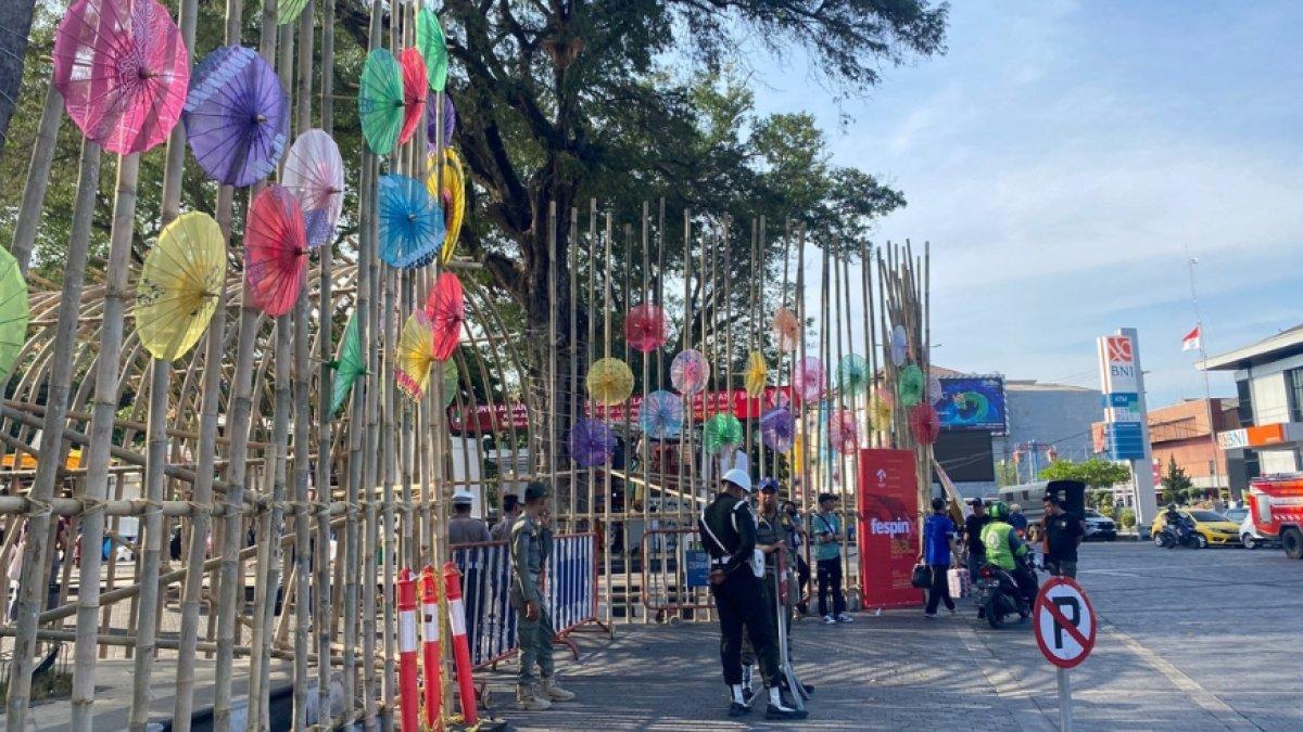 Festival Payung Indonesia dibuka dengan Parade Payung Nusantara di Balai Kota Solo, Jawa Tengah pada Jumat (8/9/2023).