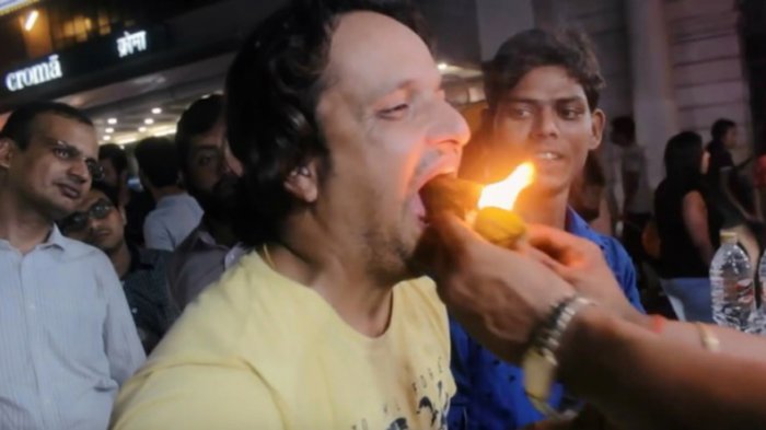 Fire Paan - Alamak! Jajanan Khas India Ini Disodorkan ke Dalam Mulut dengan Api Menyala, Tertarik?