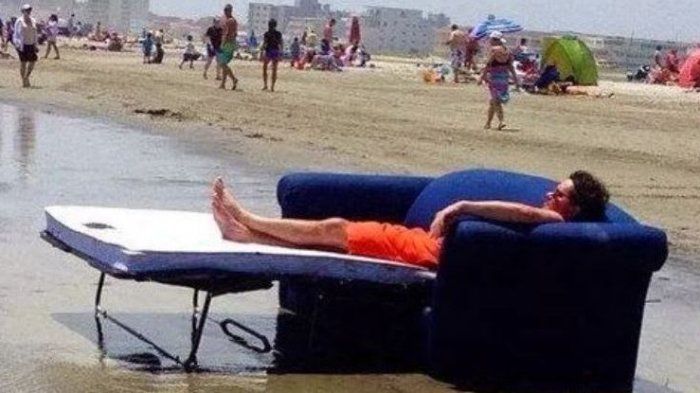 10 Momen Paling Aneh yang Terjadi di Pantai! No 5 Bikin Gagal Paham, yang ke-6 Buat Turis Kabur