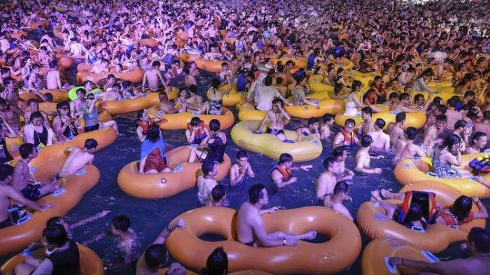 Viral di Medsos, Pengunjung Berdesakan saat Pesta Kolam di Wuhan hingga Dikritik Seluruh Dunia
