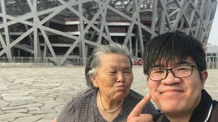 Kisah Traveling - Mengharukan! Pria Tiongkok Ini Habiskan 2x Gaji Demi Sang Nenek