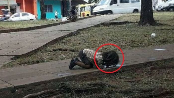 Potret Gadis Kehausan dan Minum Air Kubangan Ini Tampar Kita yang Masih Berperilaku Boros Air