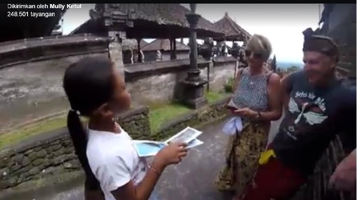Tokoh Poliglot Indonesia - Keren! Anak Kecil Penjual Kartu Pos Ini Bicara 22 Bahasa, Ini Videonya