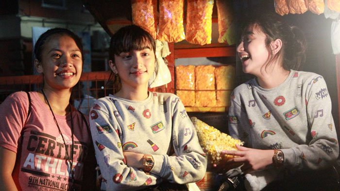 Cantik dan Selalu Senyum, Penjual Pop Corn Ini Gegerkan Dunia Maya, Tapi Ini Fakta di Baliknya