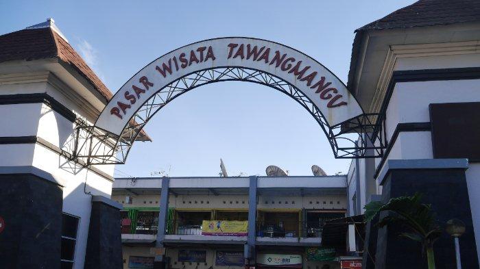 Gapura pintu masuk Pasar Wisata Tawangmangu, Karanganyar