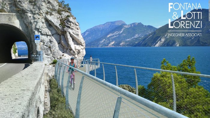 Tak Kalah dari China, Jalur Sepeda Terapung di Atas Danau Italia Ini Juga Punya Pemandangan Super