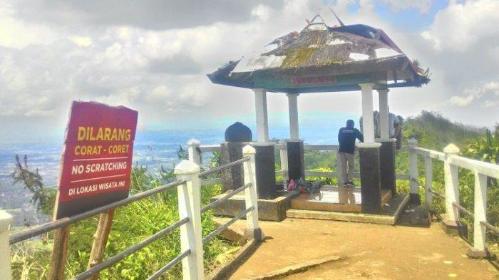 Gardu pandang di Puncak Suroloyo di Pegunungan Menoreh ini jadi tempat wisatawan menyaksikan pemandangan 4 penjuru Yogyakarta.