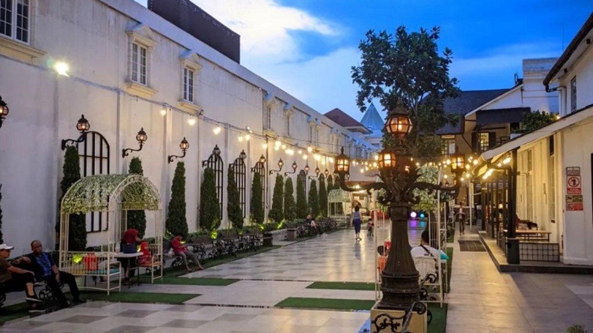 Gedung Djoeang 45 merupakan salah satu bangunan bersejarah yang kini menjadi tempat wisata kekinian di Kota Solo.