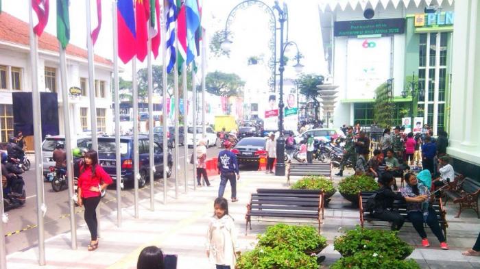 Gedung KAA Bandung - Heboh! Pria Ini Tergeletak di Bangku Taman, Netizen Bilang Itu Mukidi