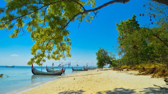 Explore Madura - Bukan Lombok, Ini Destinasi Tersembunyi yang Instagramable di Pulau Garam