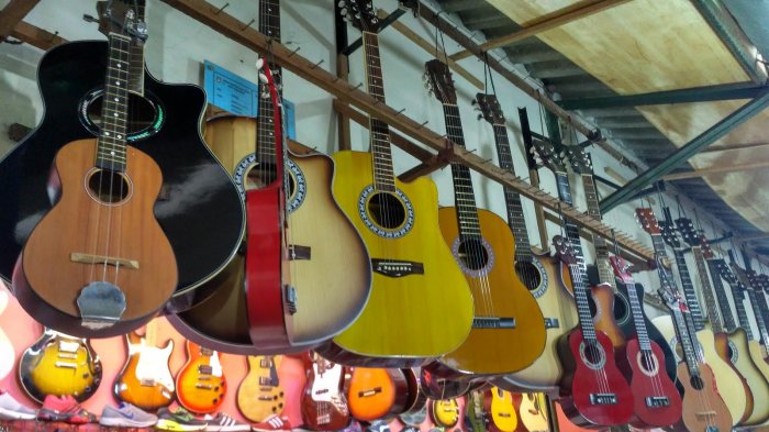 Beli Gitar di Pasar Klithikan Notoharjo Solo, Bisa Custom Sesuai Keinginan