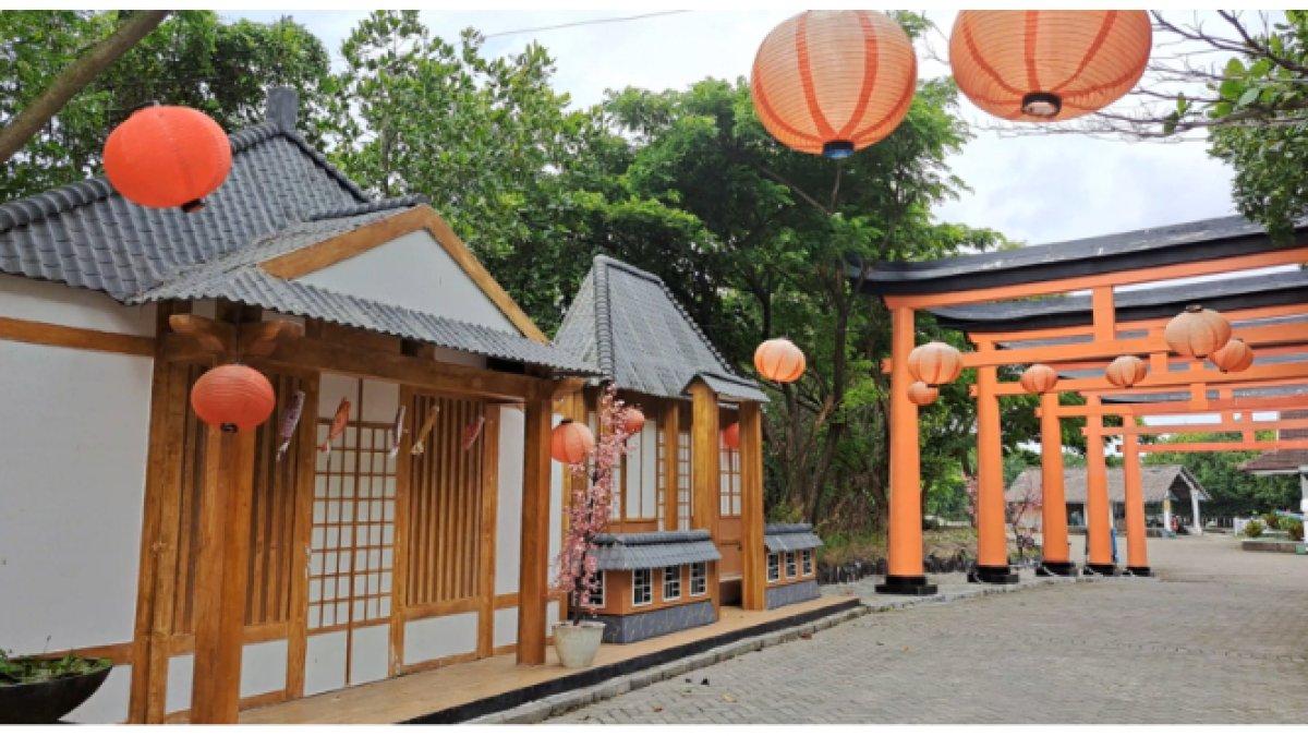 Spot baru tempat wisata Grand Maerakaca di Semarang menampilkan fasad-fasad dari berbagai negara, lokasinya dekat hotel dan tempat sewa motor.