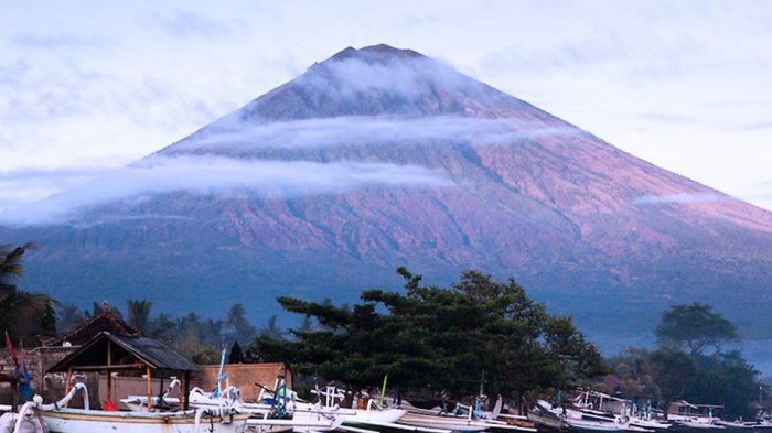 Gunung Agung Erupsi Tiga Kali Sehari, Amankah Berlibur ke Bali Saat Ini?