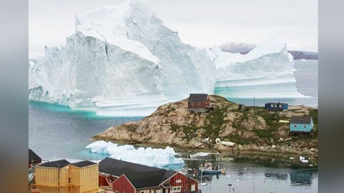 Gunung Es Seberat 11 Ton Terbawa Arus Mendekati Desa Innarrsuit di Greenland, Penduduk Ketakutan