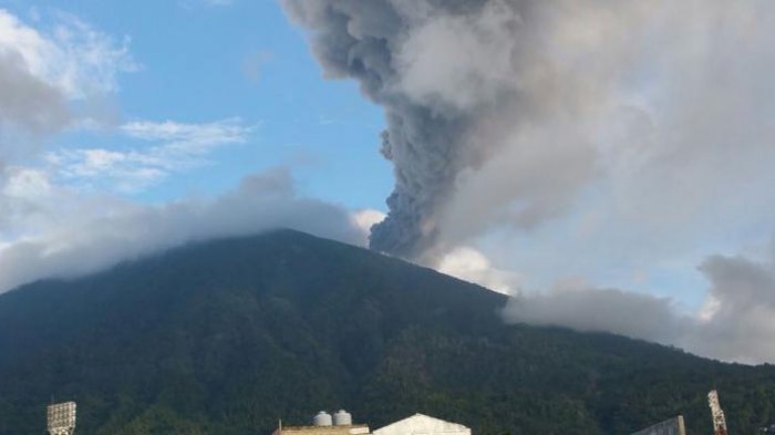 Gunung Gamalama - Pagi Ini Abu Vulkanik Tipis Menyembur di Kota Ternate, Begini Kondisinya