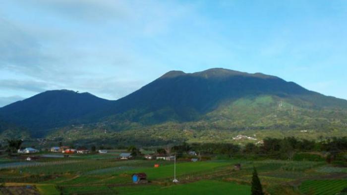 Gunung Singgalang di Sumatera Barat.