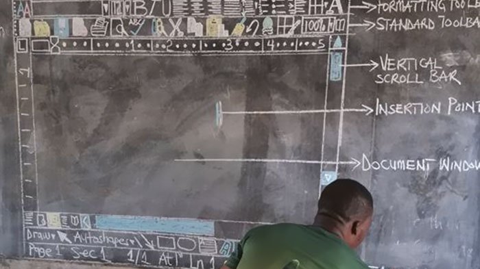 Viral! Guru di Ghana Ini Buktikan Jika Keterbatasan Teknologi Tak Membatasinya Mengajar Komputer