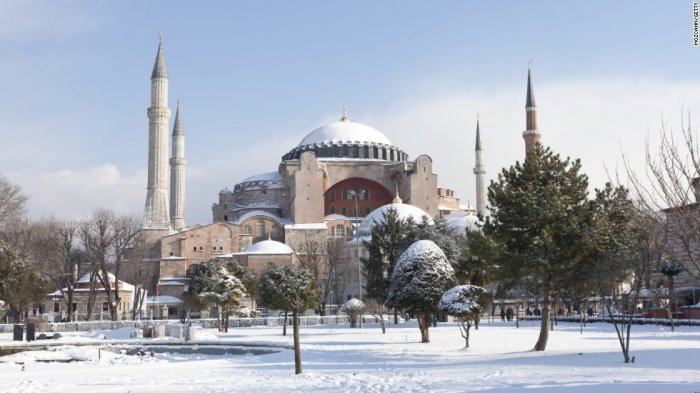 Akibat Hujan Salju di Istanbul, Penerbangan dan Pelayaran Terhenti