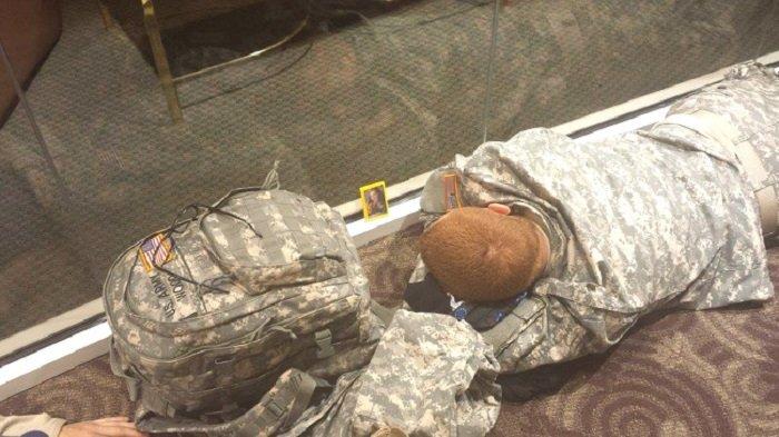 7 Potret Gila dan Lucu yang Bisa Kamu Temui di Bandara, Termasuk Lucunya Pose Tidur Turis