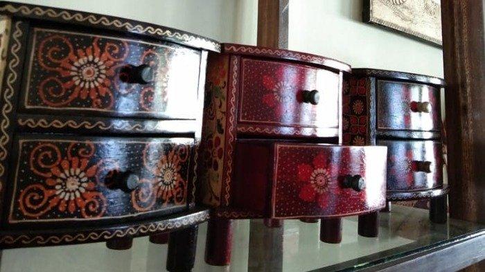 Liburan Akhir Pekan ke Desa Wisata Krebet, Cobain Serunya Membatik di Media Kayu
