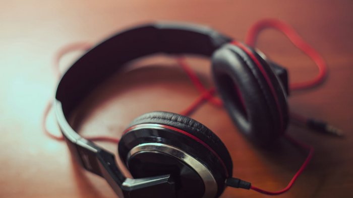 Ya Ampun! Wajah Perempuan Ini Menghitam Usai Headphone-nya Terbakar Saat di Pesawat