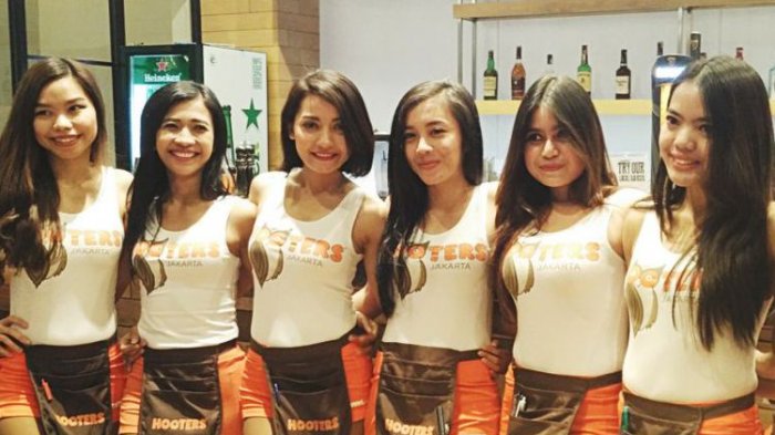 Dilayani Pramusaji Cantik, Inilah yang Ditunggu Pengunjung Hooters Jakarta Selain Menu Chicken Wings