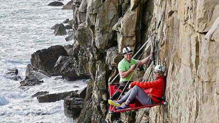 4 Tipe Plesiran Paling Ekstrem Sedunia: Hotel Gantung hingga Bungee Jumping ke Kawah Gunung