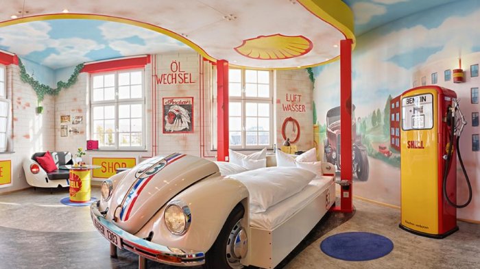 Hotel V8, Penginapan Unik di Jerman yang Punya Konsep Tak Biasa! Bisa Tidur Nyaman di Atas Mercedes