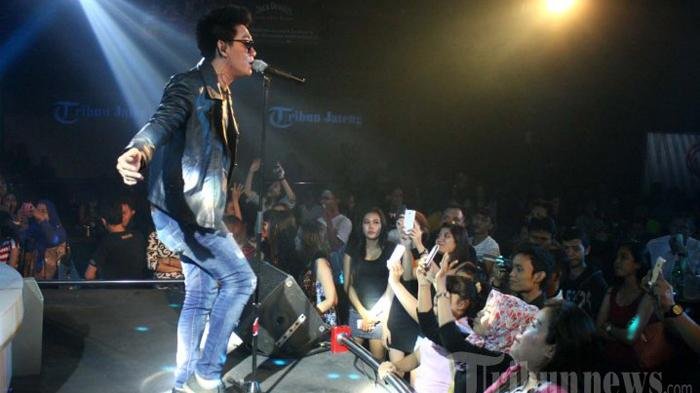 Heran dengan Penumpang Pesawat yang Ditumpanginya, Vokalis Band Seventeen Curhat di Media Sosial