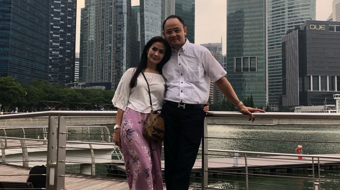 Liburan Bersama Suami dan Dua Anaknya, Intip Gaya Traveling Iis Dahlia di Singapura