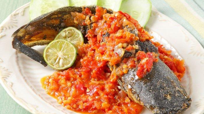 5 Tempat Makan Siang Sekitar Taman Margasatwa Ragunan, Lele Pecak Warung Betawi Haji Muhayar Nagih