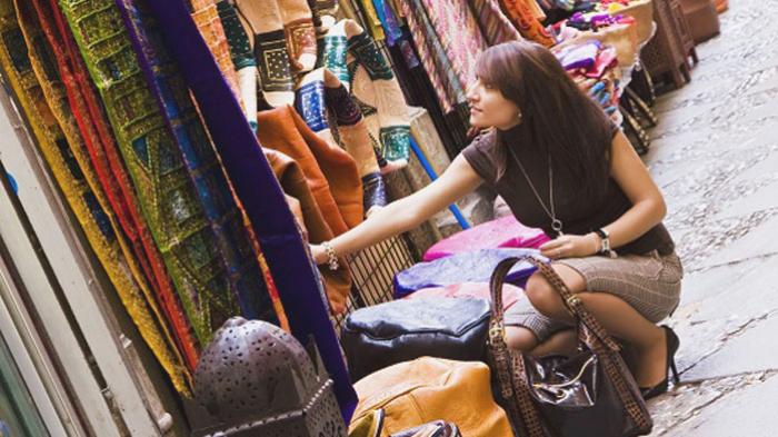 Tips Traveling - Ini Cara Mengemas Oleh-oleh Liburan, Kalau Kegedean Paketin Saja